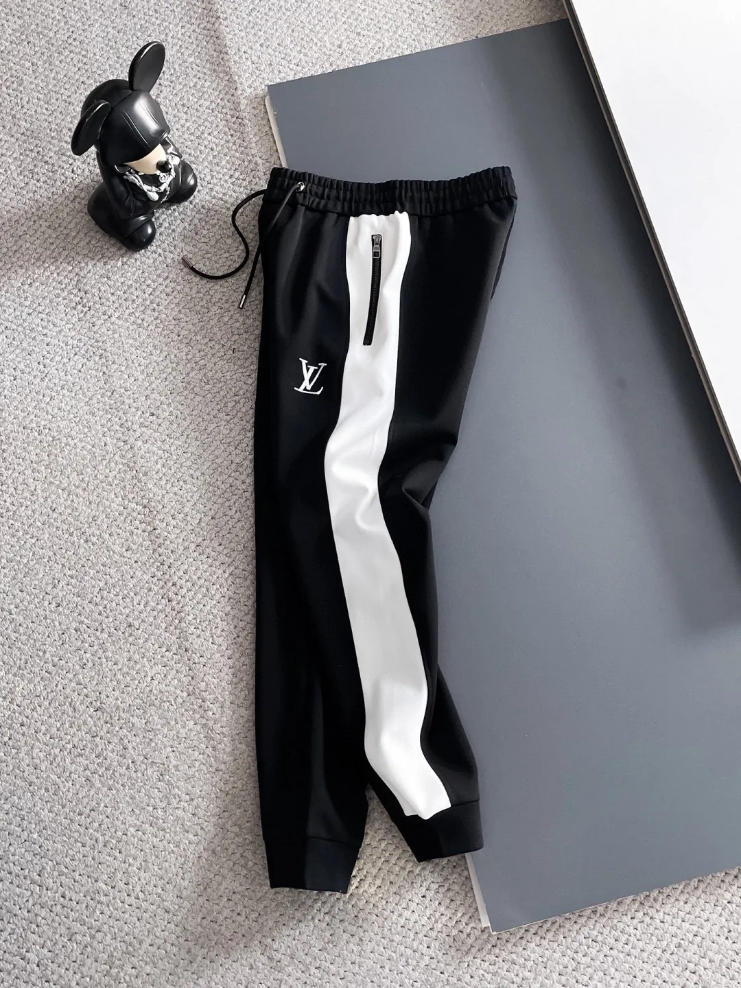 🅿️720 LV hot-selling suit is coming. Focus on the original version of the official website. 2025 new hot-selling cardigan suit. The original order is the best. 🇭🇰The meticulous work of top designers. It has a fitting and perfect upper body effect. All-natural high-quality Tencel Roman cotton 100%, close-fitting comfort, noble and elegant! Original hardware embodies elegance and nobility! Counter size: M-3XL (maximum wear up to 190 pounds)